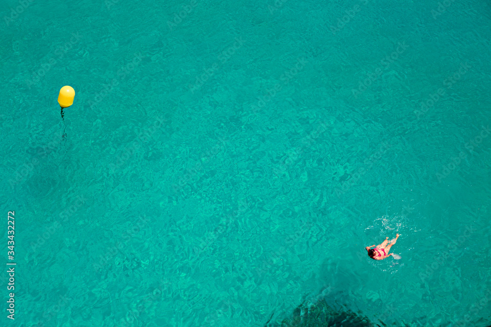 Φωτογραφία Bathers refresh themselves in the fresh and transparent waters of a bay on the island of Menorca in Spain
