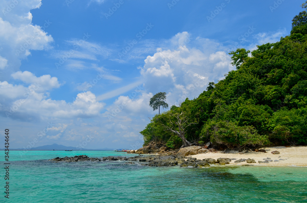 Fototapeta premium Küste einer kleinen Insel in Thailand in der nähe vom Ko Phi Phi