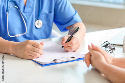 Woman visiting doctor in cl...