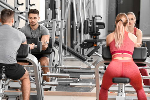 Sporty young couple trainin...