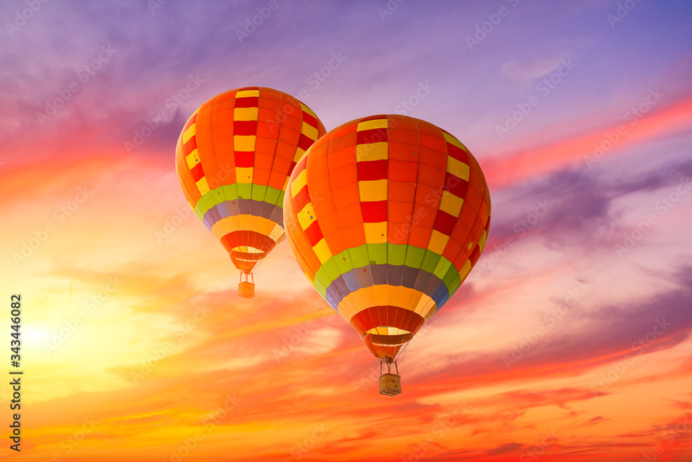 Obraz premium Hot air balloon floating in the sky at sunset.