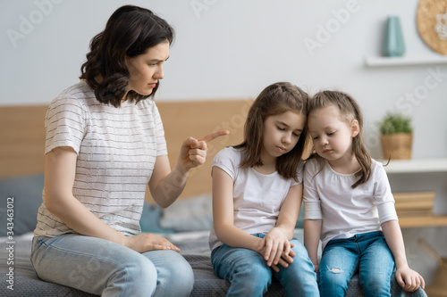 Schilderij op canvas mother is scolding her children