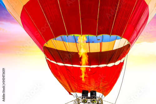 Obraz na płótnie Hot air balloon floating in the sky. w salonie