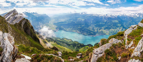 Panoramaansicht des Walensee in der Schweiz photo