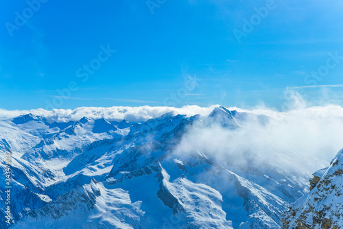 ski Snowy and rocky peaks of the Austrian Alps © gluk_nfl