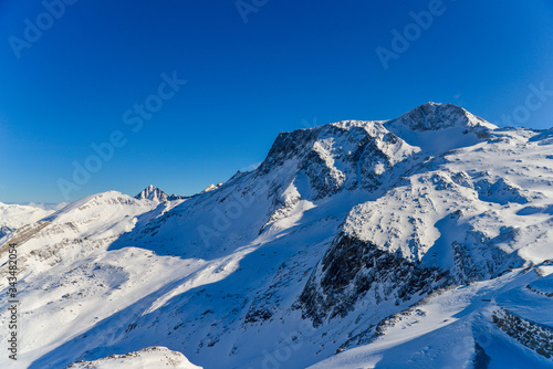 ski Snowy and rocky peaks of the Austrian Alps © gluk_nfl