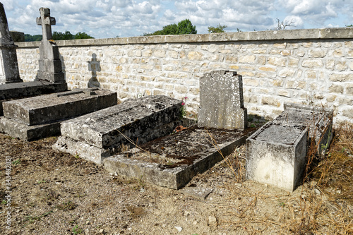 Tombes dans un cimetière français abandonnées, en mauvais états dù à un manque d'entretien depuis des années USAGE UNIQUEMENT EDITORIAL