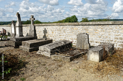 Tombes dans un cimetière français abandonnées, en mauvais états dù à un manque d'entretien depuis des années USAGE UNIQUEMENT EDITORIAL photo