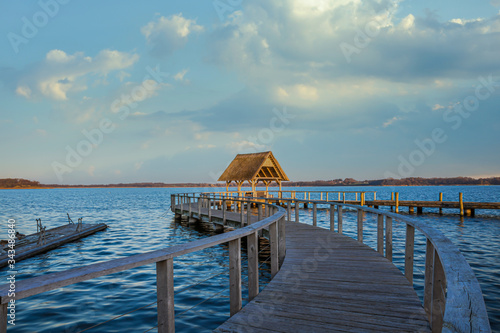 Steg und Haus Holzbohlen am Hemmelsdorfer See