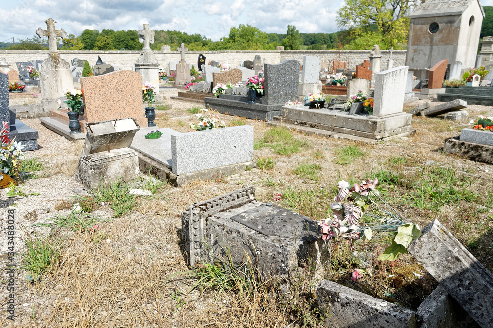 Tombes dans un cimetière français abandonnées, en mauvais états dù à un manque d'entretien depuis des années USAGE UNIQUEMENT EDITORIAL Tombes dans un cimetière français abandonnées, en mauvais états dù à un manque d'entretien depuis des années USAGE UNIQUEMENT EDITORIAL
