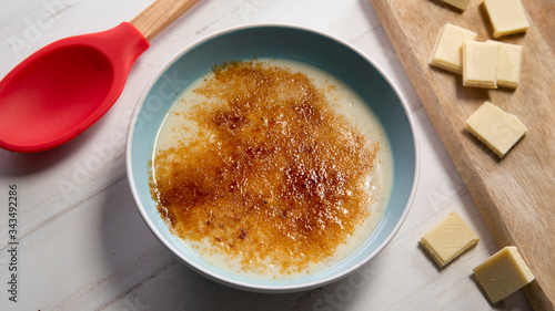 Fotografie Crème brûlée with white chocolate
