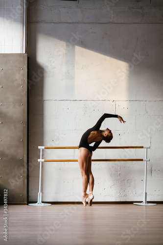 Fototapeta Naklejka Na Ścianę i Meble -  Beautiful ballerina training in the class