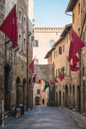 Fototapeta Naklejka Na Ścianę i Meble -  View of the alleys of the historic center of the village of San Gimignano, a heritage of humanity, on a summer morning