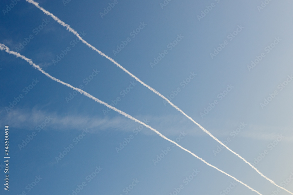 Kondensstreifen auf dem blauen Himmel Kondensstreifen auf dem blauen Himmel
