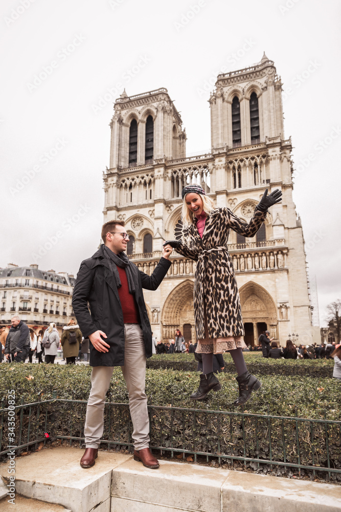 couple doing nice pictures in europe