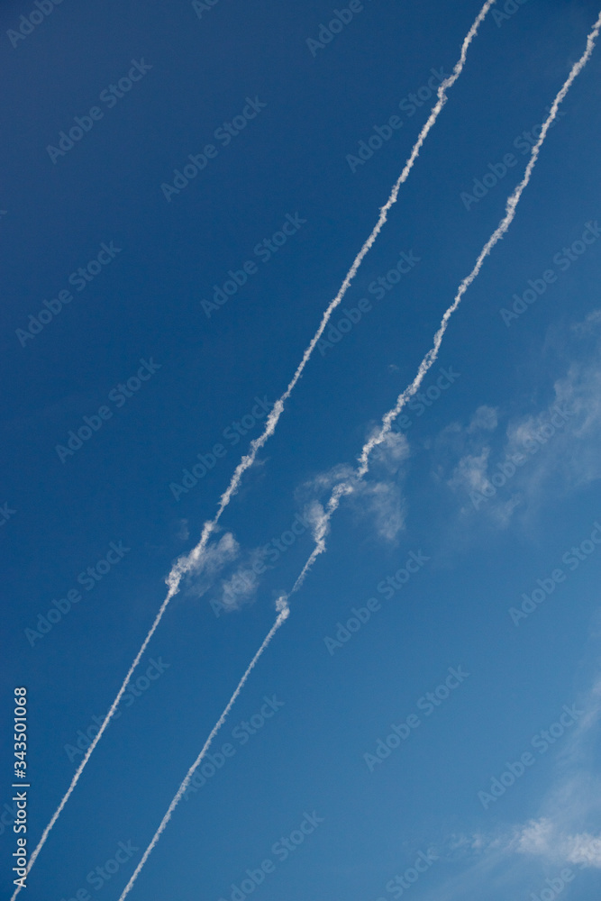 Kondensstreifen auf dem blauen Himmel Kondensstreifen auf dem blauen Himmel