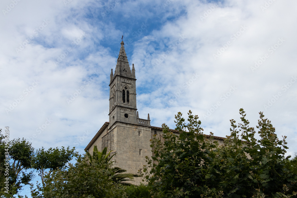 campanario de una iglesia con nubes alrededor y arboles campanario de una iglesia con nubes alrededor y arboles