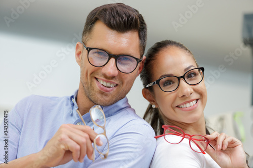Картината върху платно couple at a glasses store