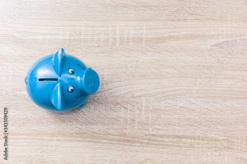 Vintage Sparschwein auf einem Holztisch