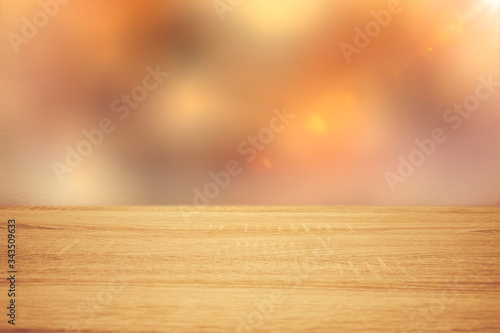 Natrubelassener Holztishcm mit unscharfem Hintergrund