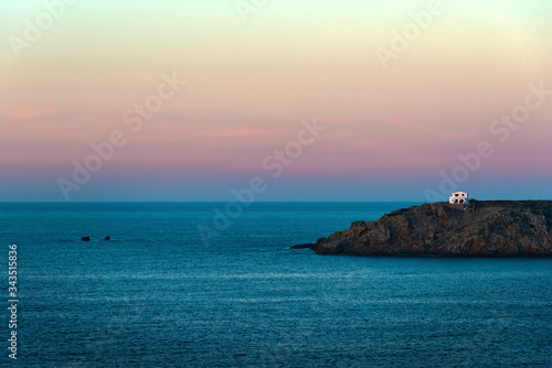 Einsames Haus auf einem Felsen im Meer, Menorca