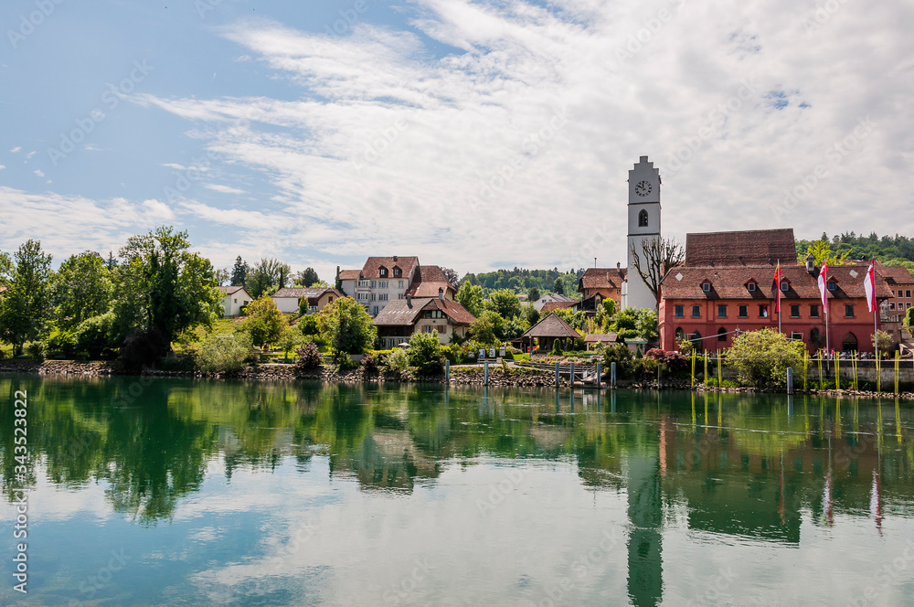 Fototapeta premium Büren, Büren an der Aare, Stadtkirche, Sankt Katharinen, Kirche, Aare, Fluss, Stadt, Altstadt, historische Häuser, Uferweg, Schifffahrt, Seeland, Kanton Bern, Frühling, Sommer, Schweiz