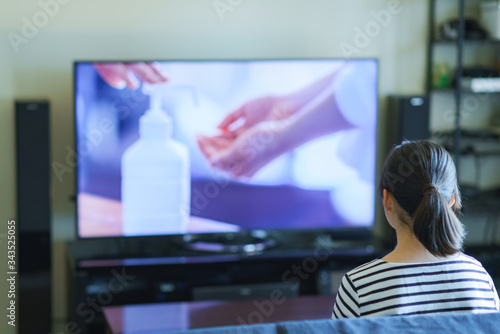 テレビ 見る 退屈 女性 若い 人物 日本人 コロナ 自宅待機 自粛 ステイホーム 手洗い 視聴