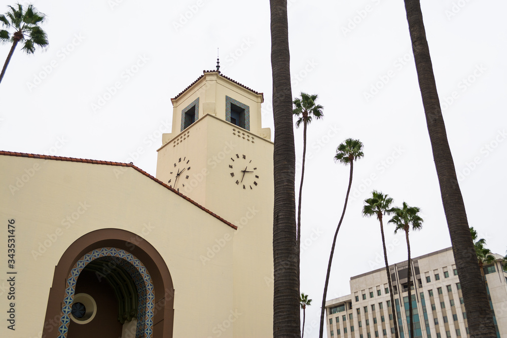 Obraz premium Union Station building under a cloudy sky