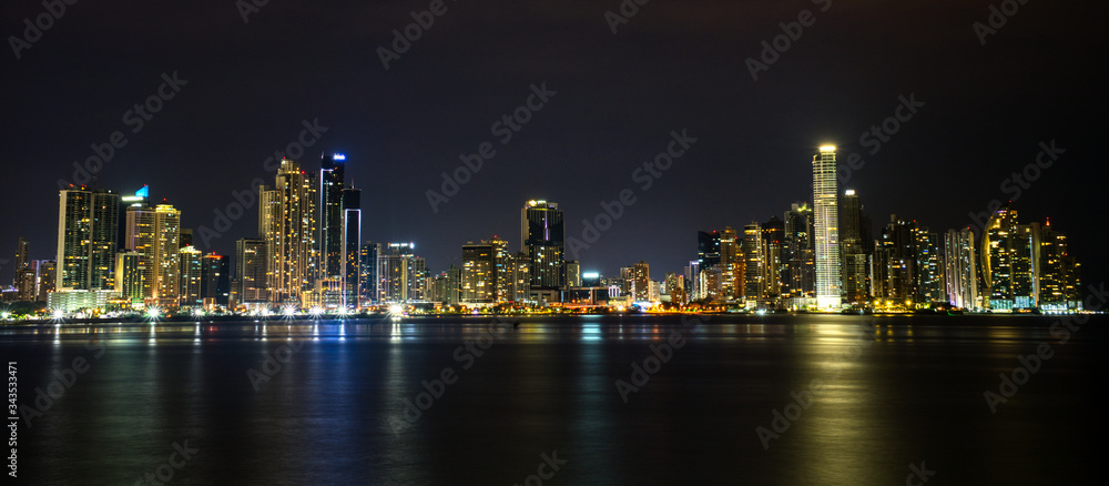Downtown Skyline Panama-City Nachts mit Spiegelung, Großstadt, Poster Vorlage