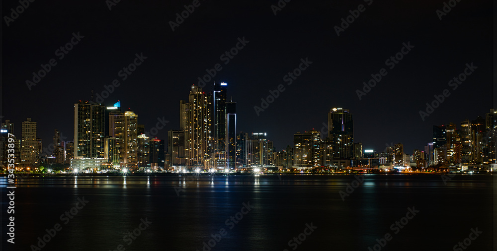 Downtown Skyline Panama-City Nachts mit Spiegelung, Großstadt, Poster Vorlage