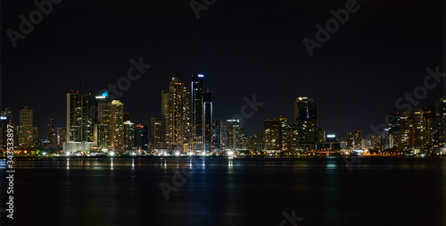Downtown Skyline Panama-City Nachts mit Spiegelung, Großstadt, Poster Vorlage © Angelika Beck