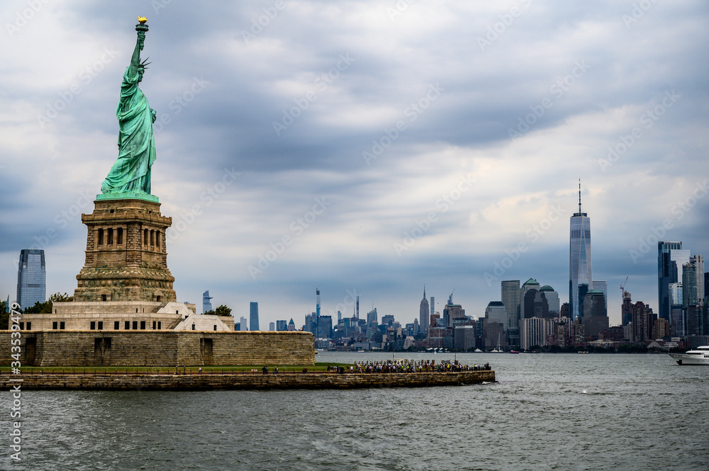 Skyline von Manhattan mit der Freiheitsstatue. Skyline von Manhattan mit der Freiheitsstatue.