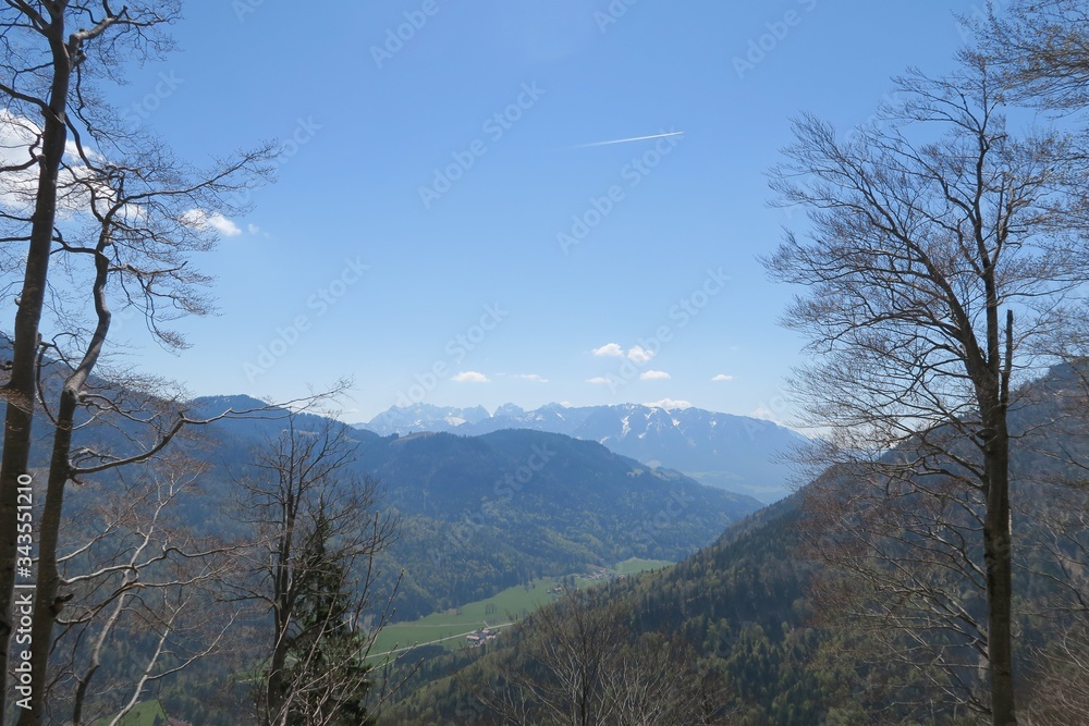 Aufstieg zum Zinnenberg mit Blick auf den Kaiser