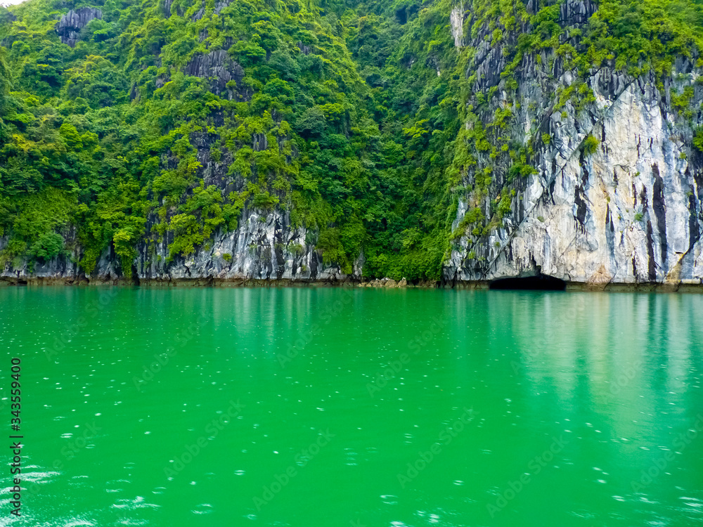 Fototapeta premium View Of Famous world heritage Halong Bay In Vietnam