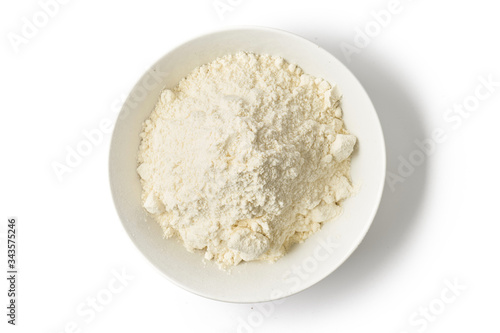 Mąka w szklanym pojemniku na białym tle