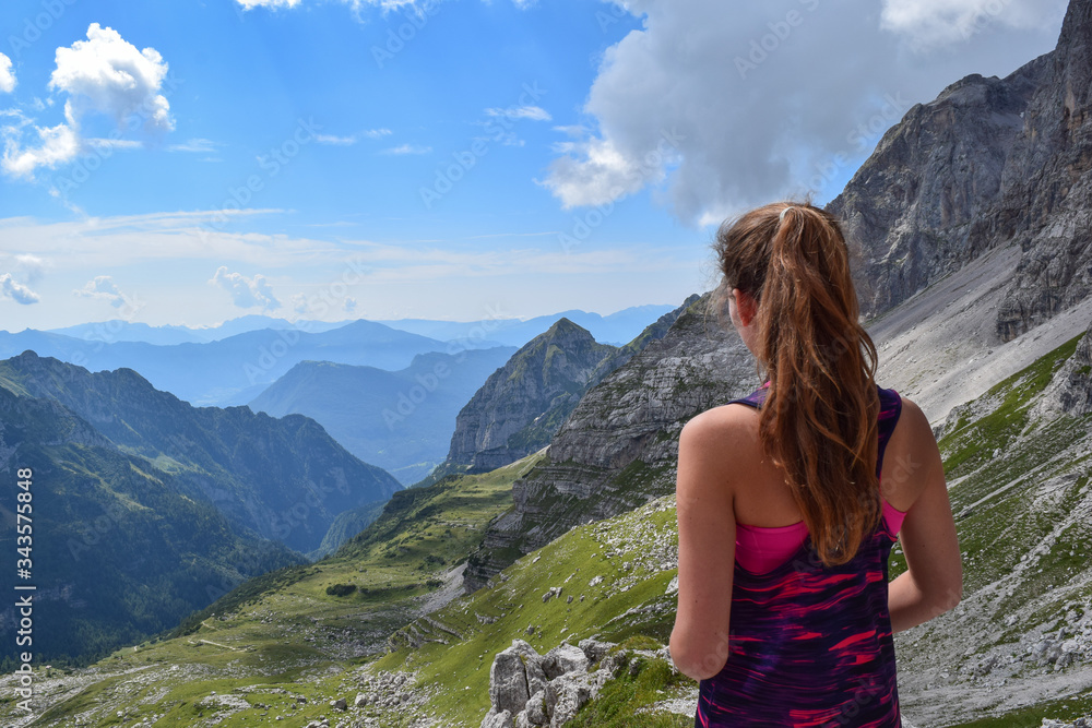 Naklejka premium Girl hiking in the Italian Alp mountains doing sports