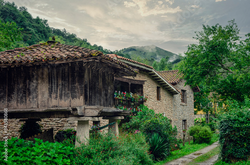 Fotografia Horreo, old wooden building used as elevated granary