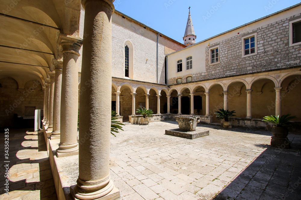 Fototapeta premium Cloister of the Convent of S. Francesco in Zadar, Croatia