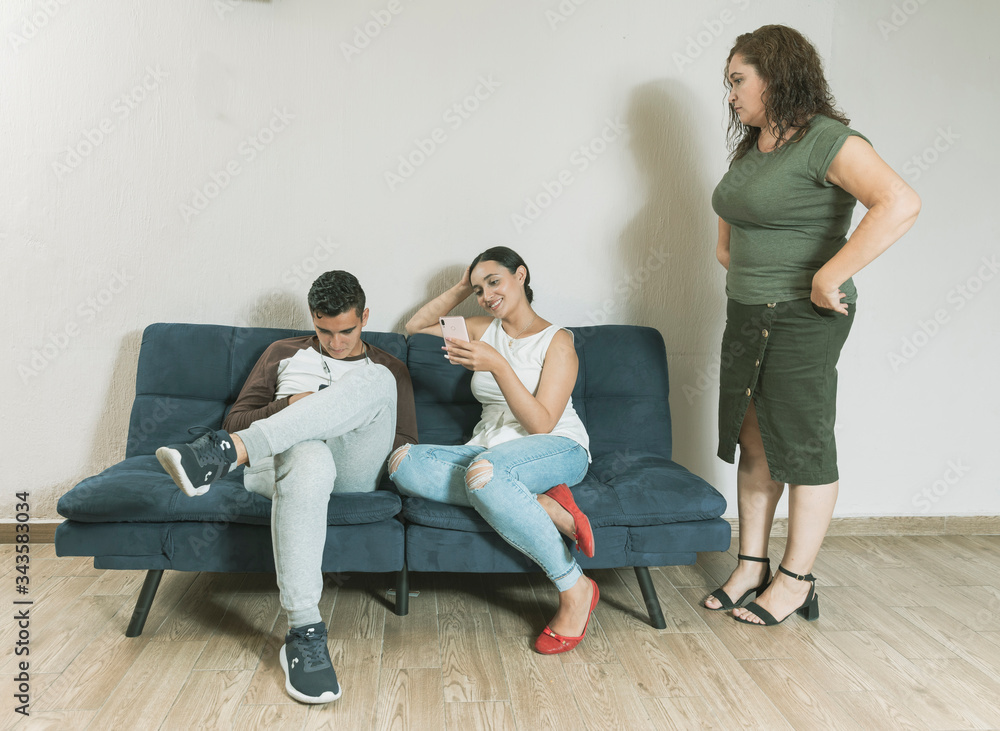 Family alienated and addicted to cell phones Family alienated and addicted to cell phones