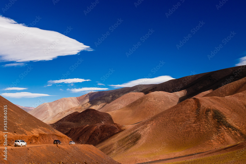 Montannas en la cordillera de Los Andes con cielo azul