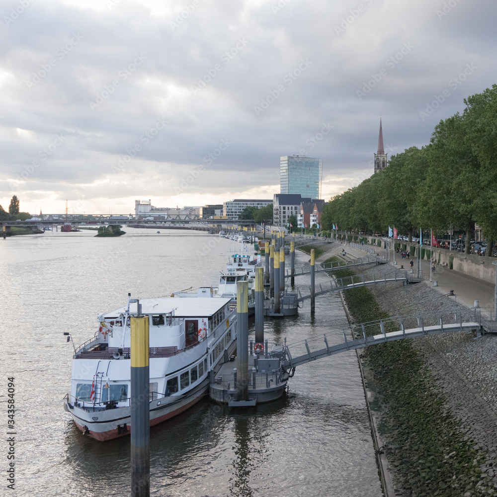 Bremen - Stadtlandschaft mit Schiffen auf der Weser
