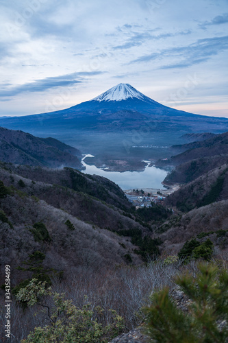 精進湖と富士山