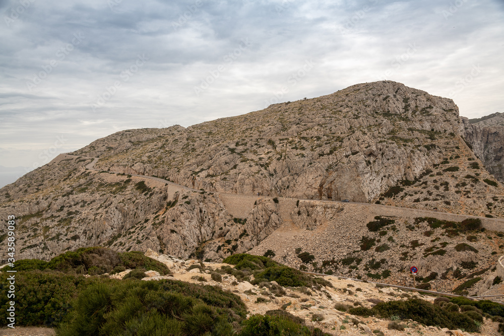 Spaniens Bergwelt mit ihren engen Passstraßen