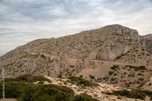 Spaniens Bergwelt mit ihren engen Passstraßen © Blende8