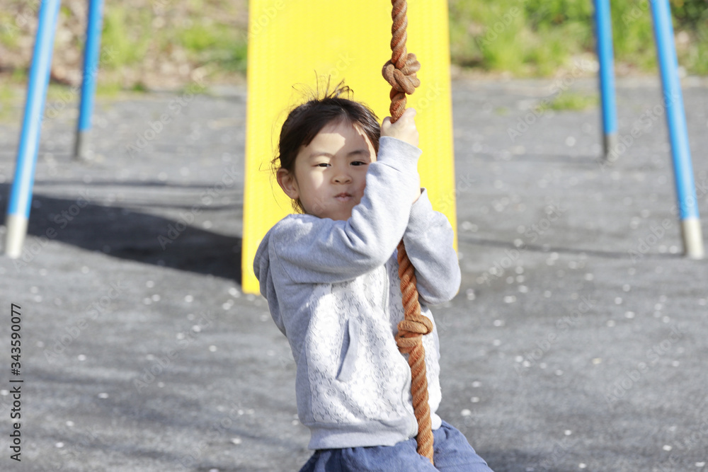 ターザンロープで遊ぶ幼児(5歳児)