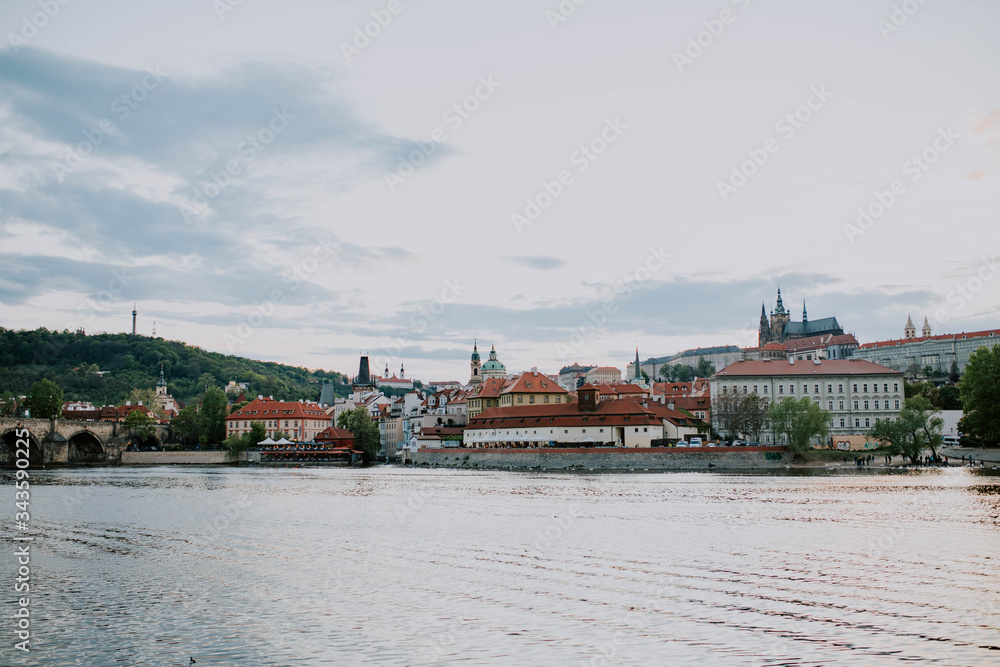 Beautiful panorama of the city of Prague. Vin da Vltava River, Prague Castle and the Old Town.