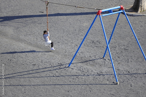 ターザンロープで遊ぶ幼児(5歳児)