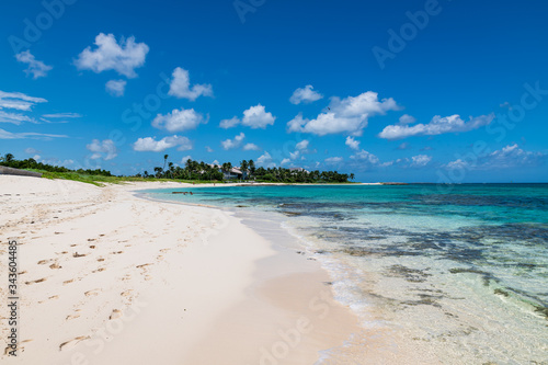 Fototapeta Naklejka Na Ścianę i Meble -  View of Cabbage beach in Paradise Island (Nassau, Bahamas).