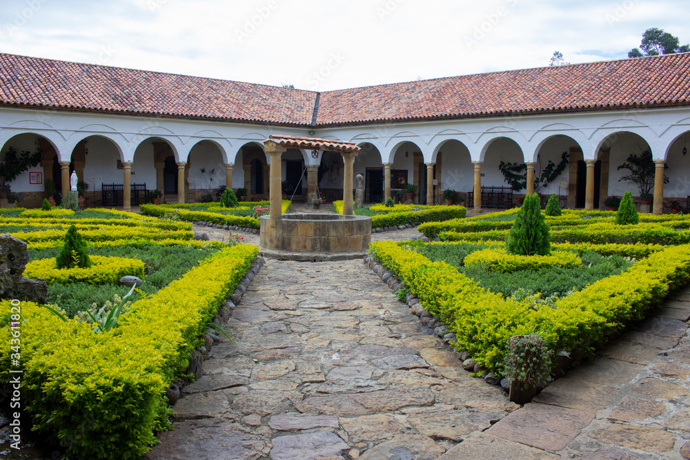 Fototapeta premium Pozo en jardin de casa antigua