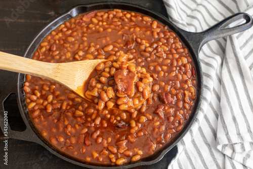 Canvas-taulu Bourbon Baked Beans in a Cast Iron Skillet: Pork and beans seasoned with bourbon